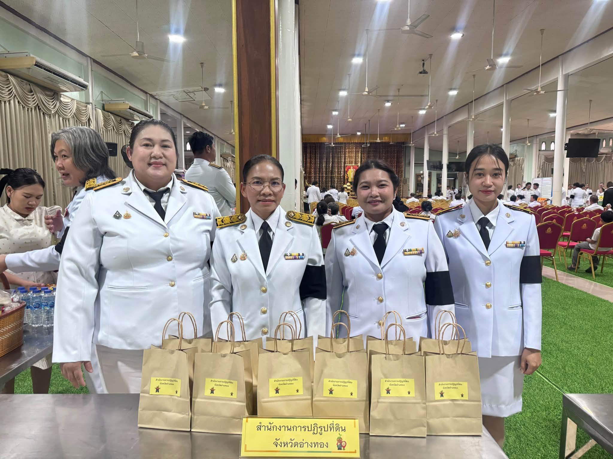 title - ส.ป.ก.อ่างทอง เข้าร่วมพิธีทำบุญตักบาตร พิธีเจริญพระพุทธมนต์ และพิธีวางพวงมาลา เนื่องในวันนวมินทรมหาราช 13 ตุลาคม 2569
